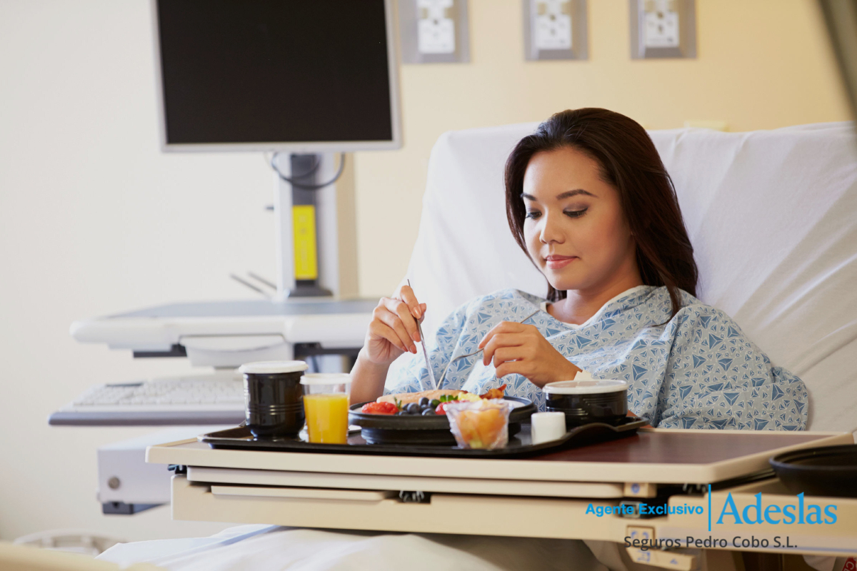 Mujer comiendo en un hospital Adeslas