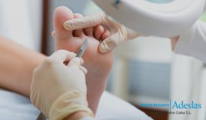 Cuida la salud de tus pies con la podología de tu seguro médico Adeslas