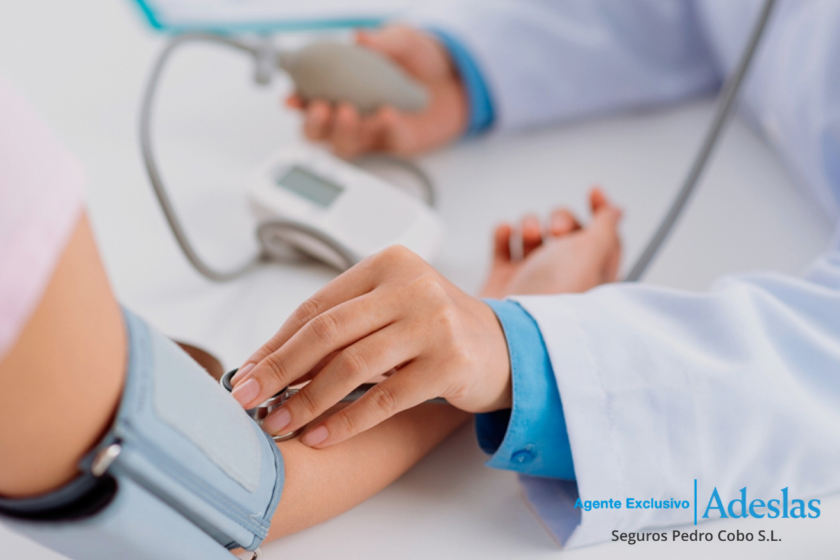 Medición de tensión en paciente en una revisión médica