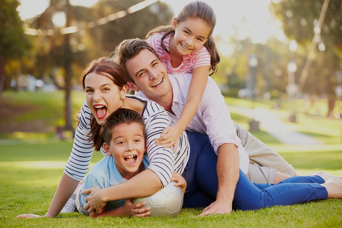 Familia con seguro familiar Adeslas 