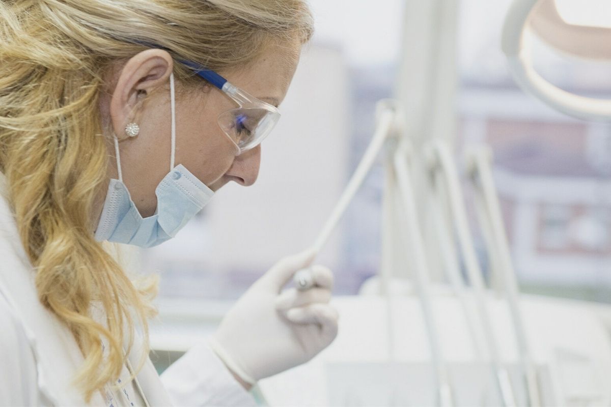 Dentista Adeslas atiende a un paciente