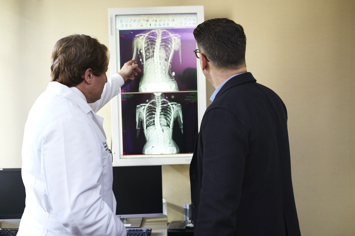 Doctor atendiendo a un usuario de un seguro de salud Adeslas